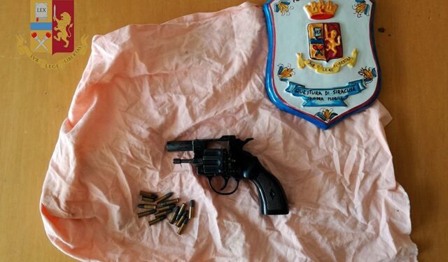 Siracusa. Revolver e cartucce nascoste in un ripostiglio, arrestato 24enne