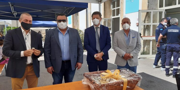Siracusa. Il Comune di Sortino dona vasetti di miele agli operatori dell’Hub