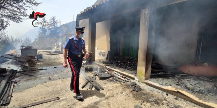 Contrasto agli incendi dolosi nei territori di Lentini e Cassaro, due denunciati