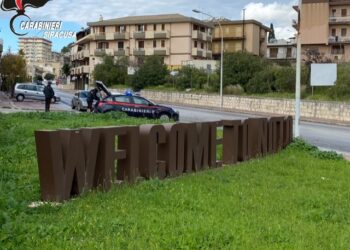 Noto. Circolava a bordo di auto sequestrata e priva di assicurazione. Denunciato dai Carabinieri