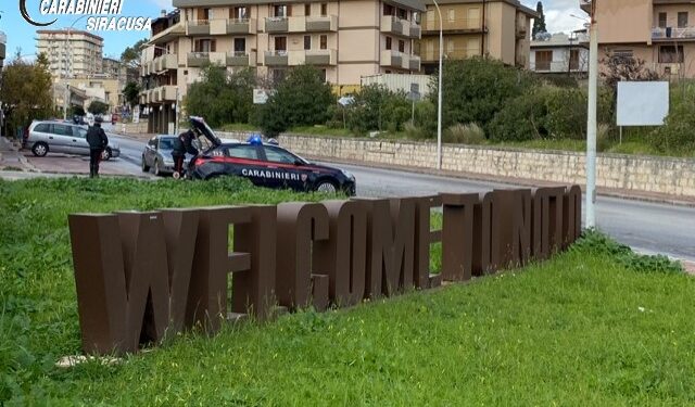 Noto. Circolava a bordo di auto sequestrata e priva di assicurazione. Denunciato dai Carabinieri