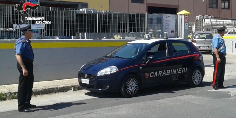 Floridia. Lancia la cocaina dal finestrino della propria auto per sfuggire ai Carabinieri, arrestato