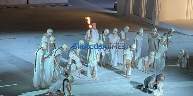 Teatro Greco di Siracusa. Applausi per il debutto della commedia Nuvole di Aristofane