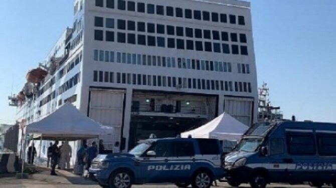 Augusta. Denunciati 21 migranti per i disordini e le violenze causate in occasione dell’imbarco nella nave quarantena