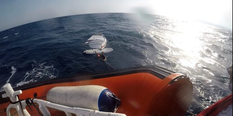 Siracusa. Surfista in difficoltà nello specchio d’acqua di Capo Murro di Porco, salvato dalla Guardia Costiera