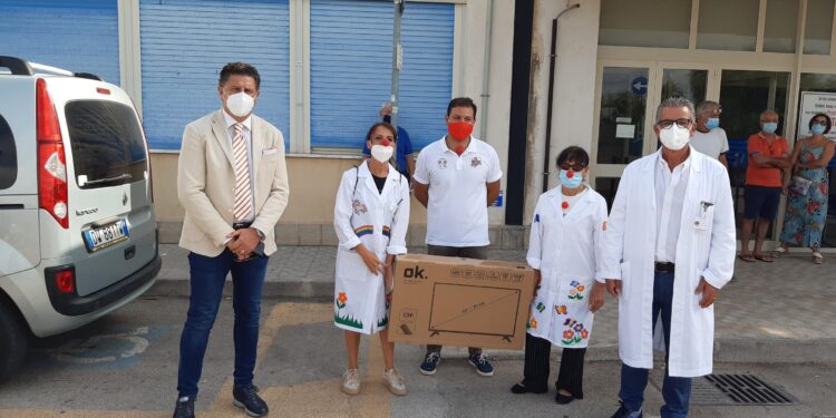 Augusta. L’associazione “Il sorriso che vorrei” dona 12 tv all’ospedale