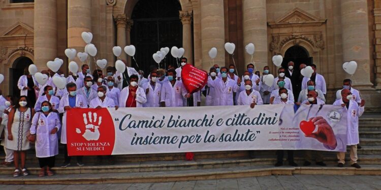 Manifestazione medici siracusani contro la violenza sui camici bianchi