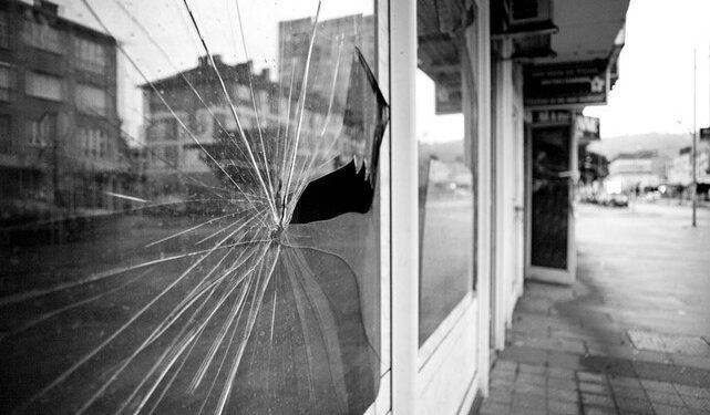 Siracusa. Un giovane armato di un grosso martello danneggia la vetrina dell’autoscuola che frequenta