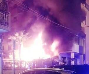 Siracusa. Vasto incendio nella notte in Via Tisia, gravi danni per due locali pubblici