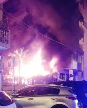Siracusa. Vasto incendio nella notte in Via Tisia, gravi danni per due locali pubblici