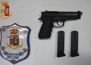 Siracusa. Nascondevano nell’armadio di casa una pistola d’ordinanza della Polizia, arrestati