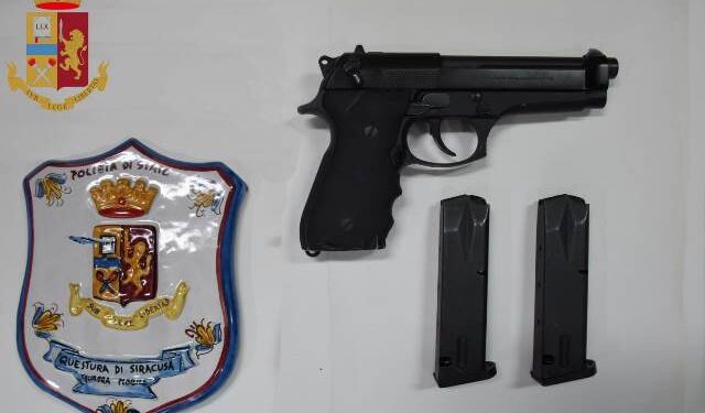 Siracusa. Nascondevano nell’armadio di casa una pistola d’ordinanza della Polizia, arrestati