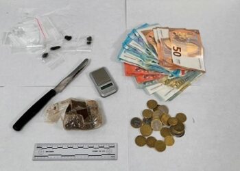 Noto. Donna di 40 anni trovata in casa con hashish e contanti, arrestata