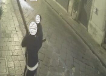 Noto. In pieno centro storico, strappano decine di grondaie in rame, denunciati