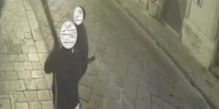 Noto. In pieno centro storico, strappano decine di grondaie in rame, denunciati