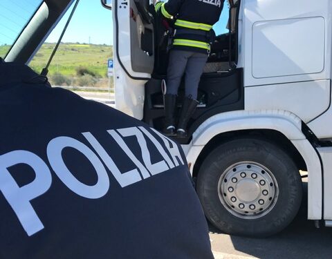 Siracusa. Eseguite due ordinanze di misura cautelare, per estorsione e caporalato, a carico dei responsabili di un’azienda di autotrasporti