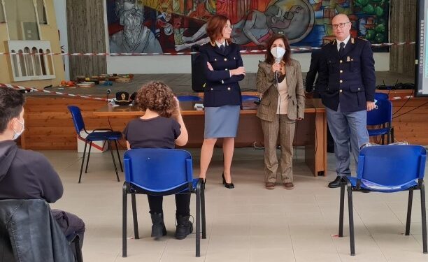 La Polizia visita il liceo “Corbino” e l’istituto “Archimede” per il progetto “Questo non è amore”