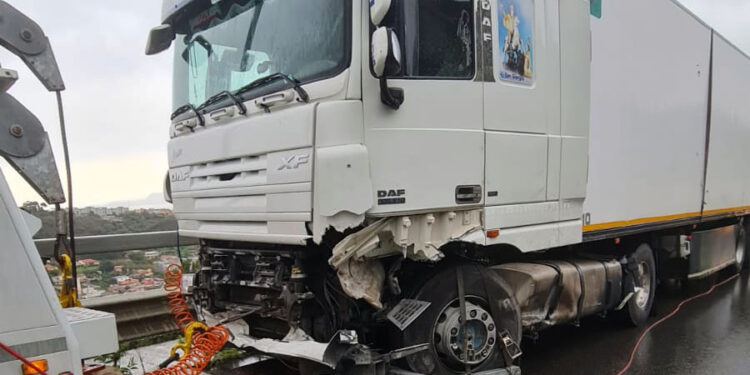 Grave incidente di un camion in tangenziale, rallentamenti e uscite obbligatorie