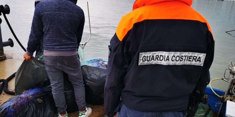 Siracusa. Pesca di frodo al Plemmirio, fermato un natante dalla Guardia Costiera