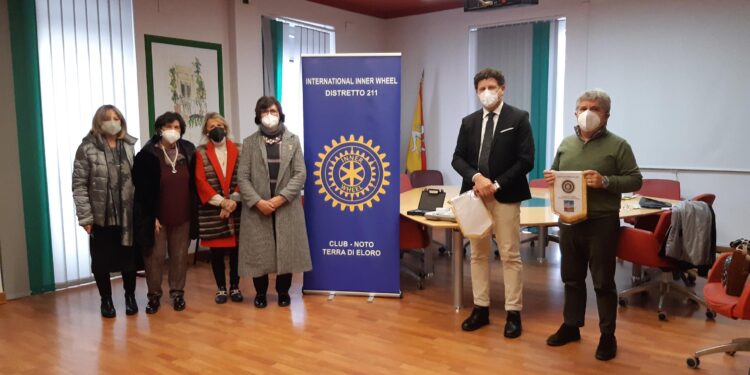 Aspetti nutrizionali in Oncologia, l’Inner Wheel di Noto dona all’Asp di Siracusa un plicometro e un analizzatore di grasso corporeo