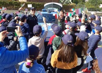 Siracusa. Riprendono gli incontri di legalità nelle scuole, oggi la Polizia con i bambini dell’istituto Archimede