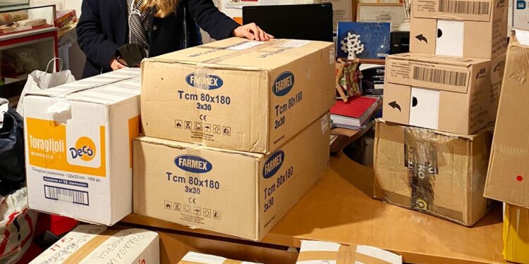 Solidarietà, da Siracusa all’Ucraina: in viaggio i pacchi confezionati con le donazioni per i profughi in fuga dalla guerra