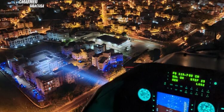 Pachino. Armi e droga, maxi blitz dei Carabinieri alle case popolari di via Mascagni: 2 arresti e 31 denunce