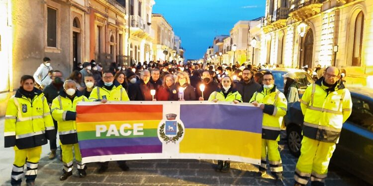 Canicattini Bagni, una fiaccolata per la pace per dire “no” alla guerra in Ucraina