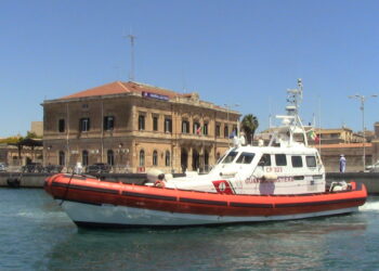 Siracusa. Pesca illecita all’interno del Porto Grande, la Capitaneria di porto sequestra rete da posta fissa