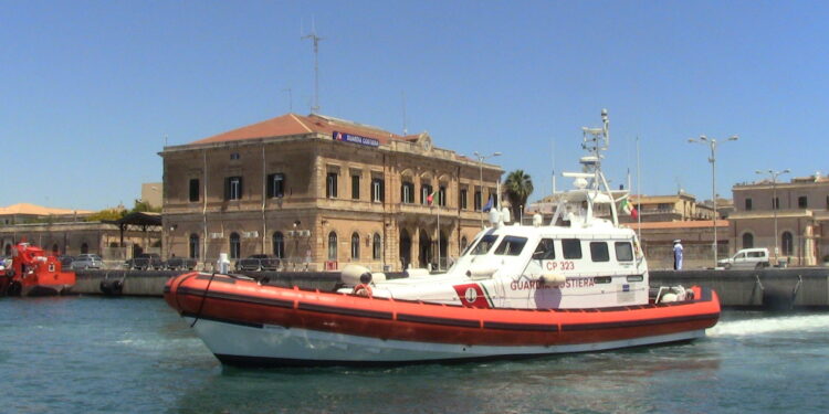 Siracusa. Pesca illecita all’interno del Porto Grande, la Capitaneria di porto sequestra rete da posta fissa