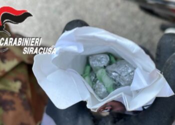 Floridia. Controllo straordinario del territorio, rinvenute armi e stupefacenti: denunciate due persone