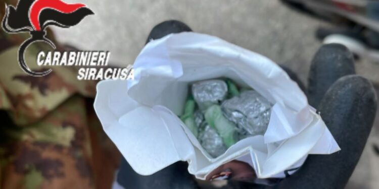 Floridia. Controllo straordinario del territorio, rinvenute armi e stupefacenti: denunciate due persone