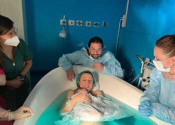 Primo parto in acqua all’ospedale di Siracusa: il lieto evento inaugura il nuovo servizio nel reparto di Ginecologia e Ostetricia