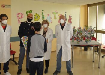 La Polizia di Stato dona uova pasquali ai bambini della pediatria di Lentini