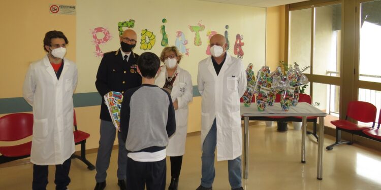 La Polizia di Stato dona uova pasquali ai bambini della pediatria di Lentini