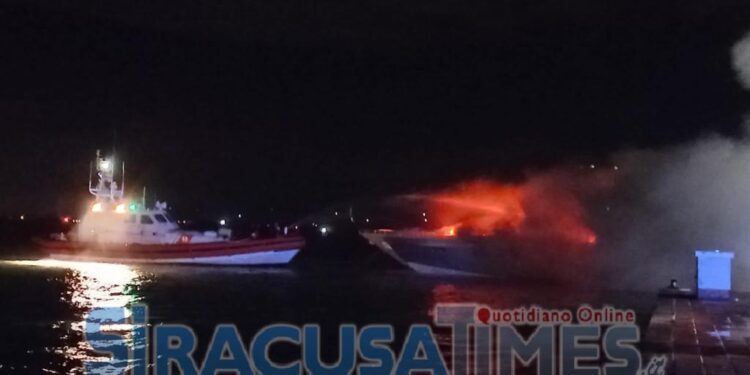 Siracusa. Porto Grande, incendio a bordo di uno yacht