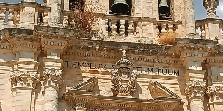 Sortino. Degrado sulla facciata della Chiesa Madre, la denuncia dell’ex presidente della Pro Loco