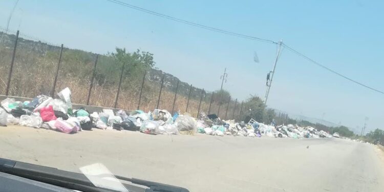VIDEO – Rifiuti abbandonati ai bordi delle strade, brutto “biglietto da visita” per i paesi della provincia
