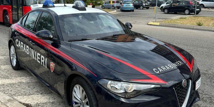 Siracusa, 26enne seminudo aggredisce i Carabinieri: arrestato